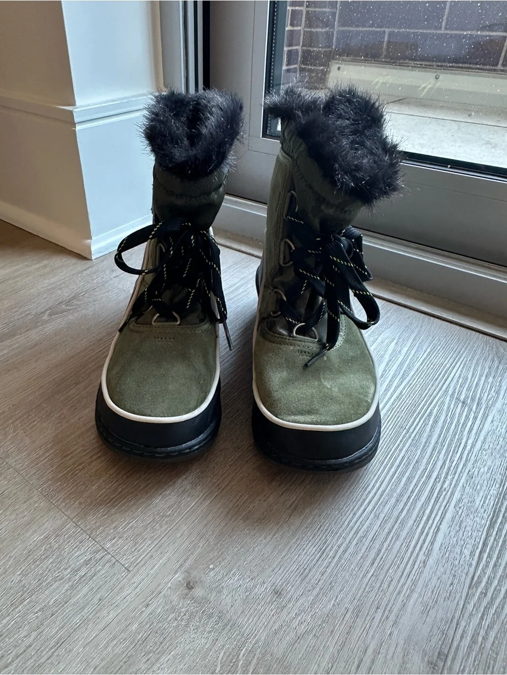 Sorel women’s Olive Green Winter Boots with Faux Fur size 6.5